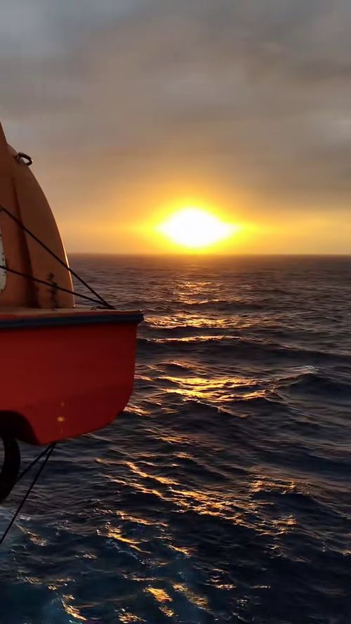 2021年倒數(shù)第二天 從航空國(guó)際貨運(yùn)視角見證海上最美日出